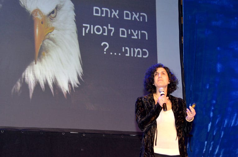 תמונה של אוסנת שמש שור על הבמה