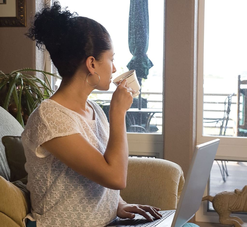 תמונה של אישה שותה תה ביום חורפי