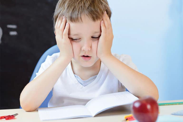 תמונה של ילד ליד שולחן כתיבה